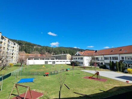 Schöne und neu renovierte 2-Zimmer Maisonette Wohnung mit Loggia und Ausblick auf das Goldeck