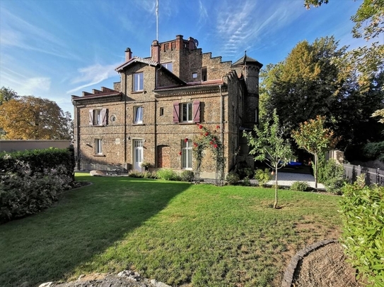 +++ MY HOME IS MY CASTLE +++ Voll möbliertes 4 Zi- Gästehaus einer repräsentativen Burgvilla