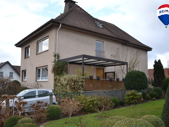 "Zukunftsorientiertes Investment in Hiddenhausen: Dreifamilienhaus mit Garten, 2 Garagen und attraktivem Preisnachlassp…