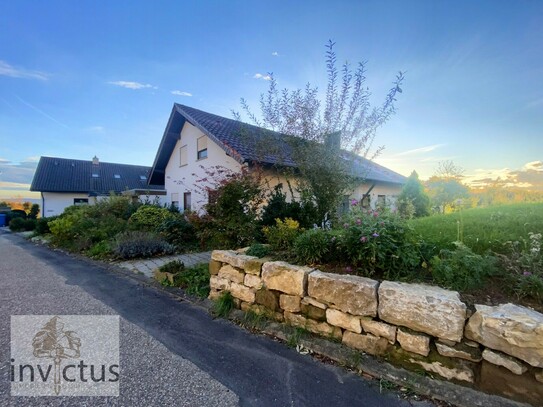 Einfamilienhaus mit beeindruckender Aussicht in ländlicher Idylle mit Doppelgarage