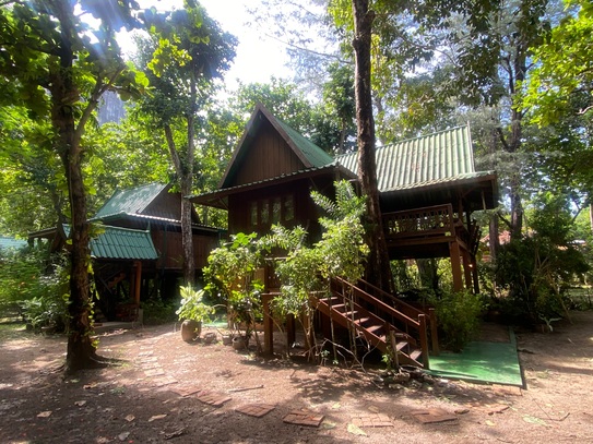 Wunderschönes Thai-Ferienhaus am Traumstrand Railay Beach in Krabi zu verkaufen