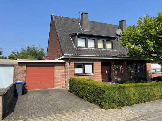 Familienfreundliche vollunterkellerte Doppelhaushälfte mit Terrasse, großem Garten und Garage in zentraler Ortslage.