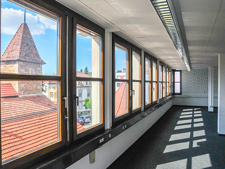 Zentrale Lage * Büroeinheit mit 2 Tiefgaragen-Stellplätzen * Provisionsfrei