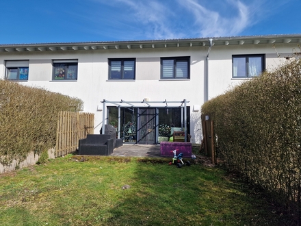 Naturnahe Randlage in Wilhelmsdorf - Reihenmittelhaus in moderner Architektur zu vermieten