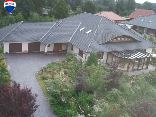 Bungalow mit 495 qm Wohnfläche auf einen parkähnlichen fast 3000 qm großen Grundstück.