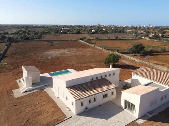 Stylische Neubau-Finca mit Blick bis nach Santanyi!