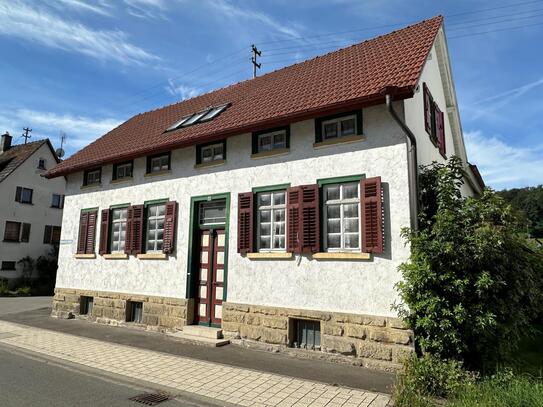 Wohnhaus mit historischem Charme und Nutzgebäuden