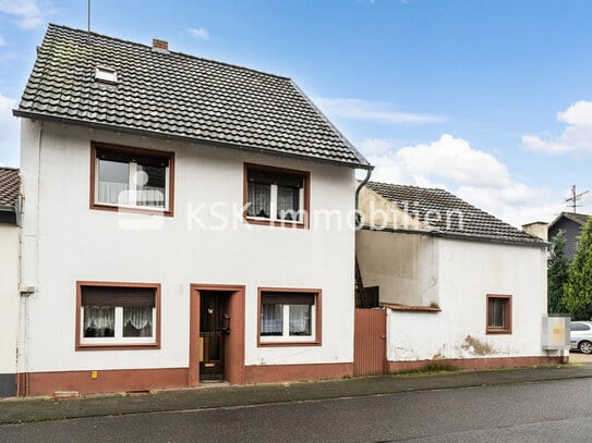 Vermietetes Einfamilienhaus mit Modernisierungsbedarf und großem Grundstück.