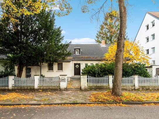 Attraktives Einfamilienhaus auf großem Grundstück in Düsseldorf-Lohausen.