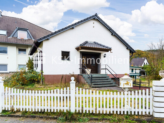 Freistehender Bungalow in Lohmar Neuhonrath. Sanieren Sie nach Ihren Vorstellungen!