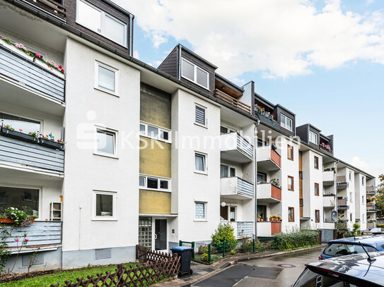 2-Zimmer-Dachgeschosswohnung mit Balkon in zentraler Lage von Pulheim.