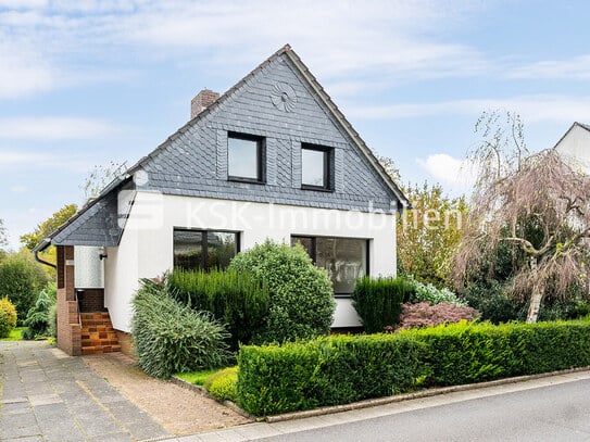 Ihr neues Zuhause: freistehend und hell mit weitläufigem Garten.