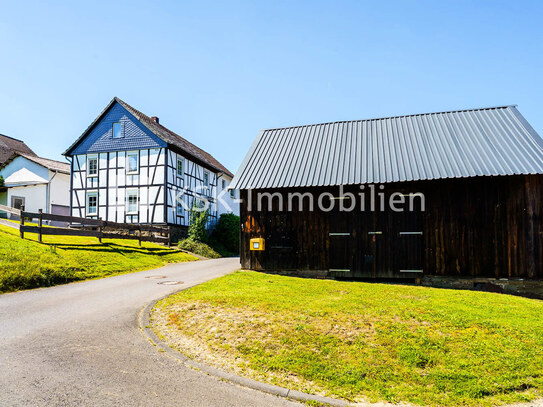 Gepflegte Hofanlage mit Stallungen und separatem Nebengebäude in Windeck-Lüttershausen.