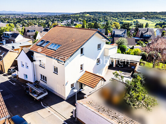 Schönes Zweifamilienhaus mit viel Platz, toller Ausstattung, diversen Extras und schönem Garten.