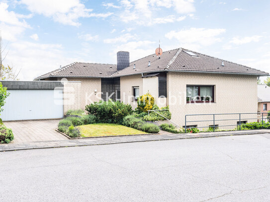 Frechen-Habbelrath, frei stehendes Einfamilienhaus mit Einliegerwohnung in guter Lage.