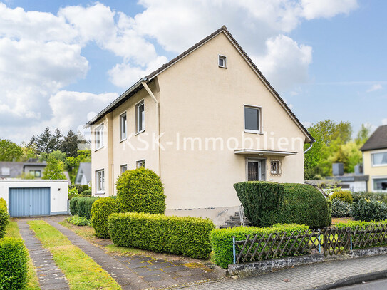 Freistehendes Zweifamilienhaus mit sonnenverwöhntem Grundstück.