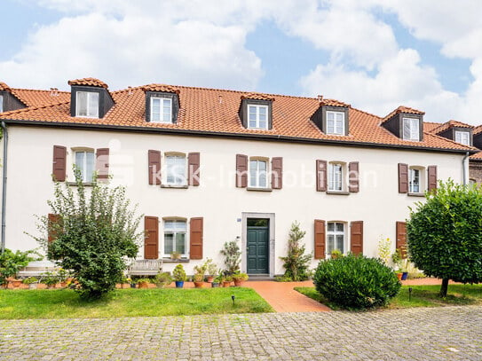 Top-Wohnung in historischer Anlage mit unverbaubarem Rheinblick!