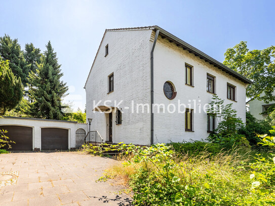 Großes Zweifamilienhaus mit Sanierungsbedarf.