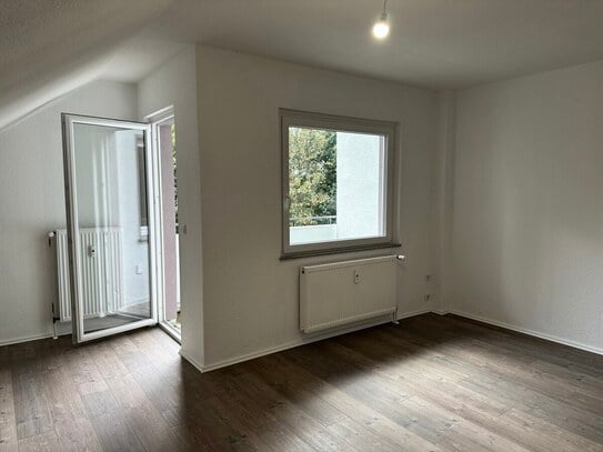 ++ WBS ERFORDERLICH - Geräumige 3-Zimmer-Dachgeschosswohnung mit Balkon ++