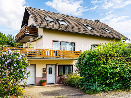 Bezugsfreies Zweifamilienhaus mit Einliegerwohnung und Garage in guter Lage von Siegburg-Kaldauen.