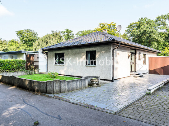 Schöner Bungalow mit zwei Garagen und Garten in Kerpen !