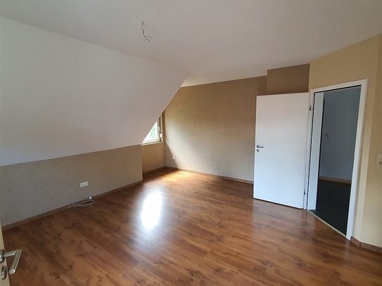 Großzügige 4-Zimmer-Wohnung mit Dachterrasse und Garage