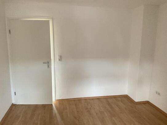 Schöne kl. 3 Zimmer Wohnung mit Laminatboden