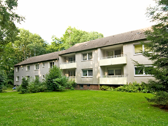 Erdgeschoss mit Balkon, 3,5 Zimmer und modernem Wannenbad