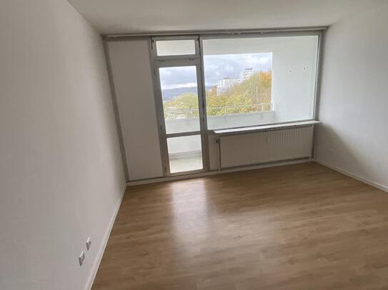 2-Zmmerwohnung mit neuem Bad und Laminatboden