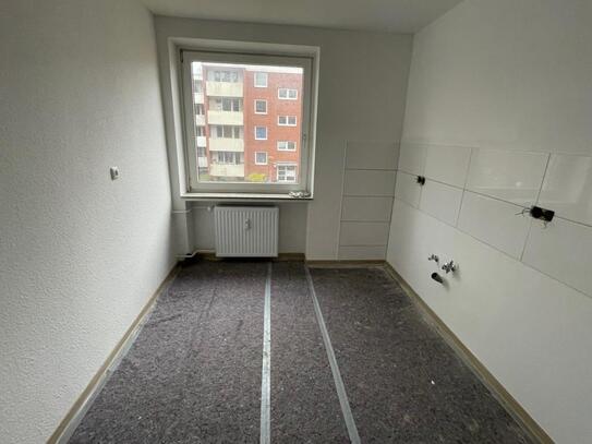 Zeitnah bezugsfrei! Vollständig renovierte 3 ZKB-Balkon-Wohnung in Leer-Leerort