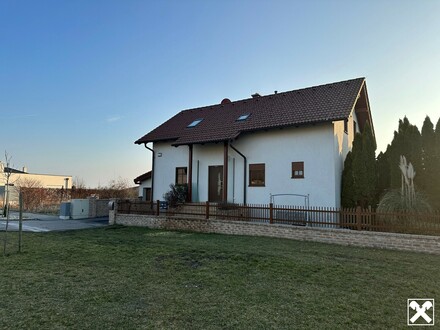 WOHLFÜHLTEMPEL MITTEN IM GRÜNEN IN TOLLER WOHNLAGE MIT VIELEN HOCHWERTIGEN AUSSTATTUNGSDETAILS