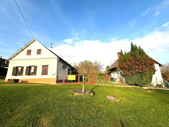 Liebevoll erhaltenes, traditionelles Bauernhaus mit Gartenparadies!