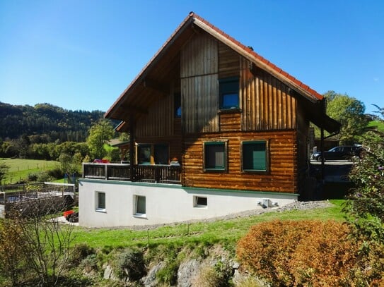 NEUWERTIGES HOLZBLOCKHAUS IN SONNIGER SÜDHANGLAGE!