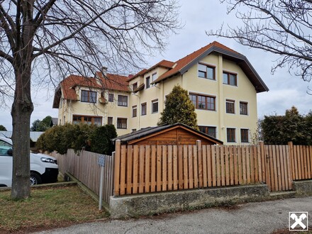 GROSSZÜGIGE FAMILIENWOHNUNG MIT PARKPLATZ UND SEHR GUTEM PREIS- & LEISTUNGSVERHÄLTNIS