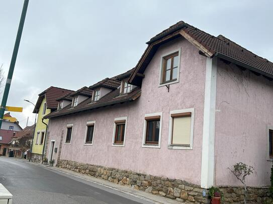 GROSSZÜGIGES LANDHAUS MIT KLEINER HALLE ALS WERKSTATT UND ABSTELLFLÄCHE SOWIE EIN EHEMALIGES HEURIGENLOKAL MIT VIEL POT…