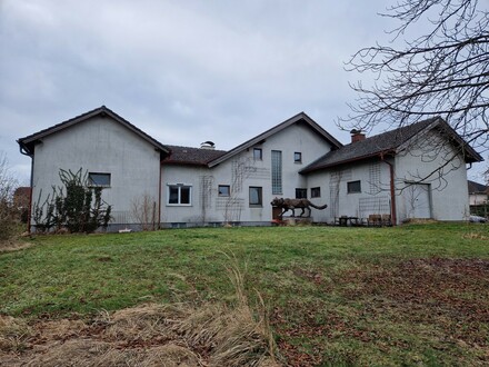 BUNGALOW MIT UNGLAUBLICH VIEL WOHNFLÄCHE UND VIEL POTENTIAL IN BEGEEHRTER UND RUHIGER WOHNLAGE AUF GROSSEM BAULAND-GRUN…