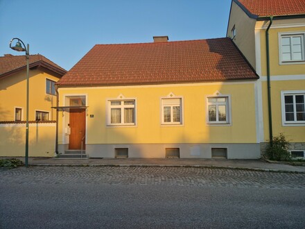 LIEBEVOLLES LANDHAUS IDEAL FÜR BIS ZU ZWEI PERSONEN MIT KLEINEM STADEL IN GRÜNLAGE MIT GESCHLOSSENEM INNENHOF UND VIEL…