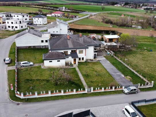 AUSBAUFÄHIGES HAUS MIT GROSSEM GRUNDSTÜCK