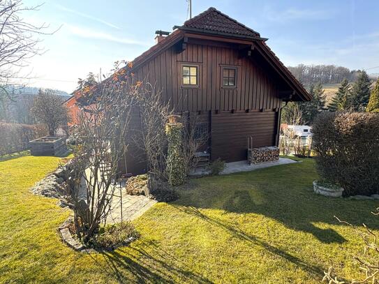 Charmantes Buchner Holzblockhaus mit Traumgarten!