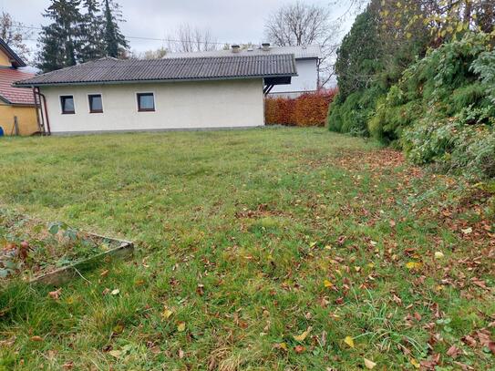 Baugrundstück unweit der Bezirkssporthalle. Grund ist teilbar!!