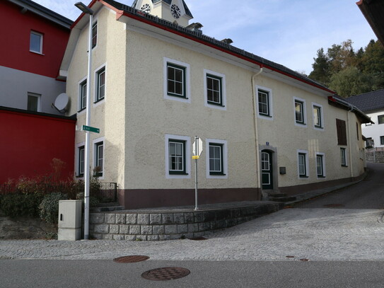 Teilsaniertes Wohnhaus mit großzügiger Wohnfläche im Zentrum