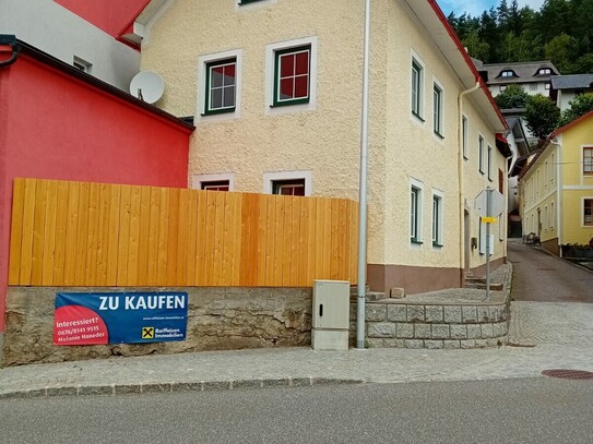 Preisreduktion - Teilsaniertes Wohnhaus mit großzügiger Wohnfläche im Zentrum