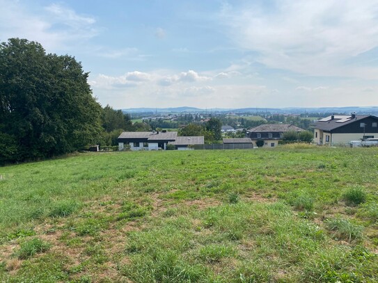 Baugrund mit Grünstreifen in schöner Südhanglage und Stadtnähe (1.490 m²)