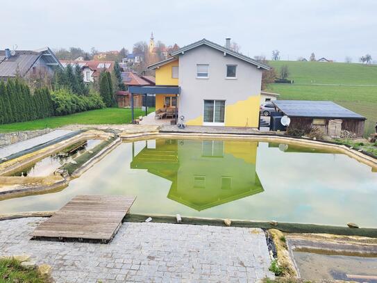 Einfamilienhaus mit großem Garten und Schwimmteich