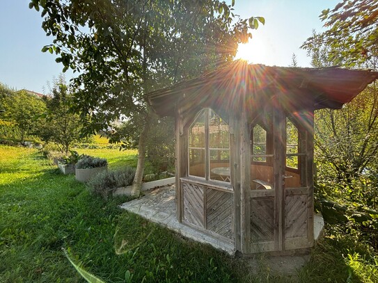 Baugrundstück mit angelegtem Kräuter- und Obstgarten