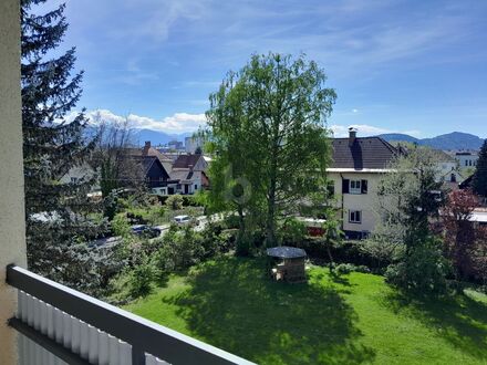 MITTEN IN DER STADT IM GRÜNEN MIT BLICK AUF DIE BERGE