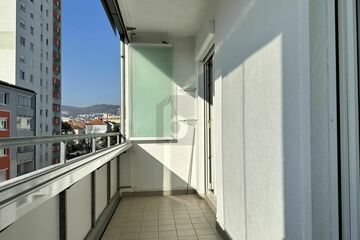 MIT GROSSEM SONNIGEM BALKON IN BAHNHOFSNÄHE