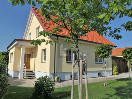 GENERALSANIERTES ZUHAUSE INMITTEN EINES GARTENS NACH ENGLISCHEM VORBILD