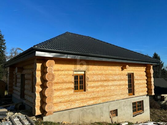 NACHHALTIGES HOLZBLOCKHAUS IN IDYLLISCHER GRÜNLAGE