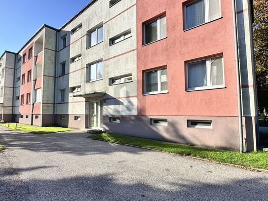 BEIM BAHNHOF MIT WEST LOGGIA, GRÜNBLICK UND PKW STELLPLATZ